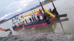 Jet-Saugbagger führt Testarbeiten in einem Fluss in Indonesien